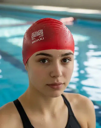 Gorra Natación Adultos Moaki Kiroa Mini Logo Silicona Color Rojo Diseño De La Tela Lisa