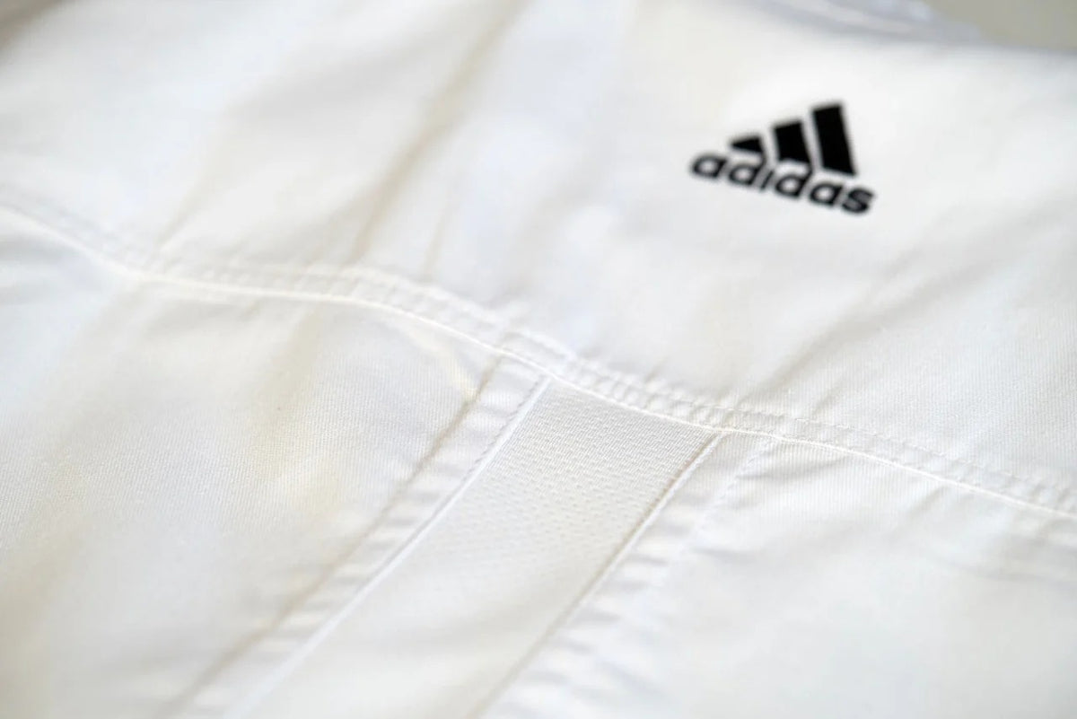 Uniforme Karate Adidas Club K220C WKF Poliester Algodon 220gsm Malla Climacool Aprobado para Competicion