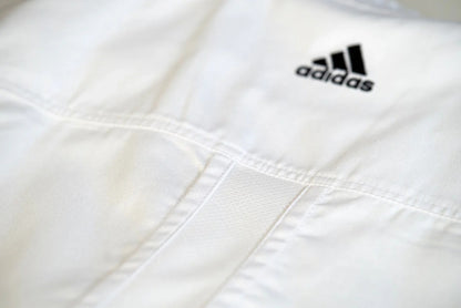 Uniforme Karate Adidas Club K220C WKF Poliester Algodon 220gsm Malla Climacool Aprobado para Competicion