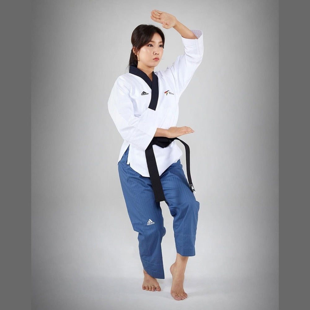 Uniforme Taekwondo Adidas Poomsae Femenino Adulto WT Blanco Premium para Competicion de Formas con Detalles Especiales