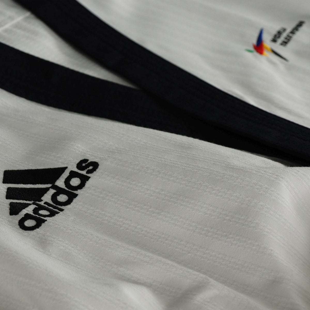Uniforme Taekwondo Adidas Poomsae Femenino Adulto WT Blanco Premium para Competicion de Formas con Detalles Especiales
