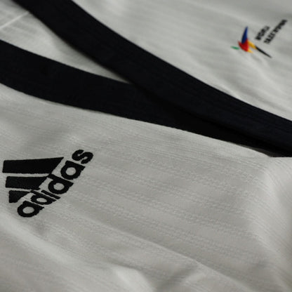 Uniforme Taekwondo Adidas Poomsae Femenino Adulto WT Blanco Premium para Competicion de Formas con Detalles Especiales