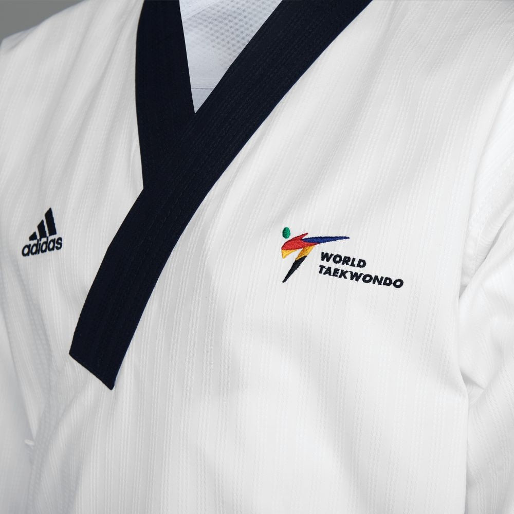 Uniforme Taekwondo Adidas Poomsae Femenino Adulto WT Blanco Premium para Competicion de Formas con Detalles Especiales