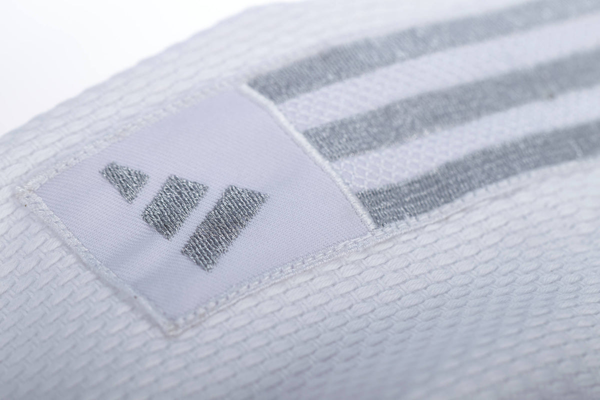 Uniforme Judo Adidas Contest J650P Blanco/Plateado Premium para Competicion Nacional y Entrenamiento Profesional