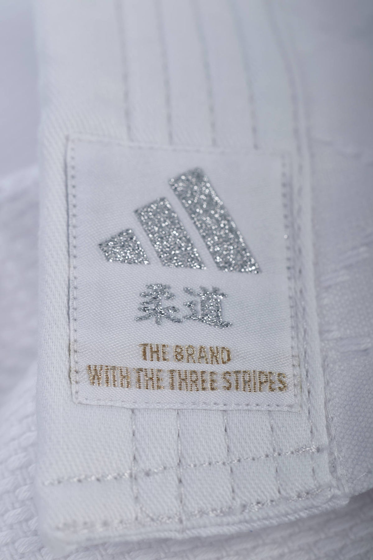 Uniforme Judo Adidas Contest J650P Blanco/Plateado Premium para Competicion Nacional y Entrenamiento Profesional